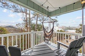 Walk to Crescent Beach: Updated Condo w/ Balcony