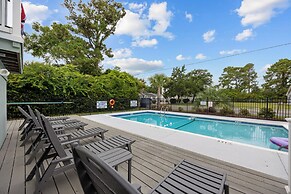 Walk to Crescent Beach: Updated Condo w/ Balcony