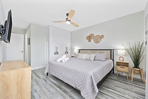 Walk to Crescent Beach: Updated Condo w/ Balcony