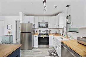 Walk to Crescent Beach: Updated Condo w/ Balcony