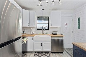 Walk to Crescent Beach: Updated Condo w/ Balcony