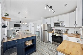 Walk to Crescent Beach: Updated Condo w/ Balcony