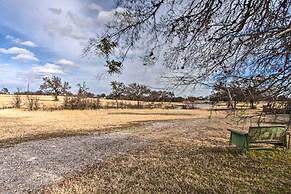 Quaint Countryside Casita: 45 Mi to Ft. Worth