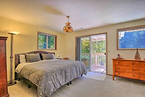 Spacious Kalama Studio w/ Riverfront Deck!