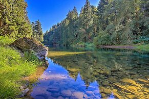 Spacious Kalama Studio w/ Riverfront Deck!