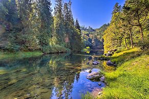 Spacious Kalama Studio w/ Riverfront Deck!