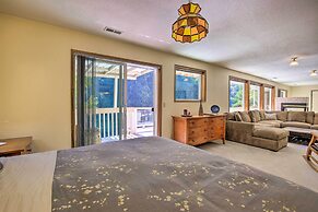 Spacious Kalama Studio w/ Riverfront Deck!