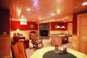 Upscale Fryeburg Cabin: Hot Tub + Billiards Table!