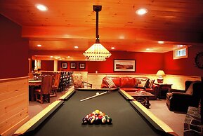 Upscale Fryeburg Cabin: Hot Tub + Billiards Table!
