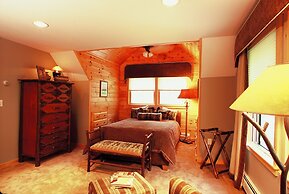 Upscale Fryeburg Cabin: Hot Tub + Billiards Table!