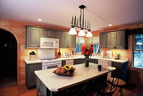 Upscale Fryeburg Cabin: Hot Tub + Billiards Table!
