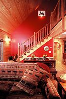 Upscale Fryeburg Cabin: Hot Tub + Billiards Table!