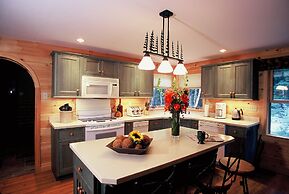 Upscale Fryeburg Cabin: Hot Tub + Billiards Table!