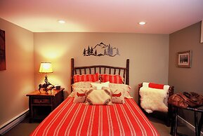 Upscale Fryeburg Cabin: Hot Tub + Billiards Table!