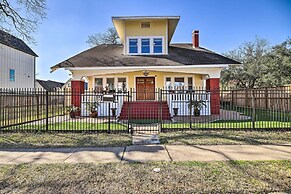 Spacious Houston Home w/ Deck ~ 2 Mi to Downtown!