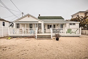 Cozy Hampton Cottage w/ BBQ - Walk to Ocean!