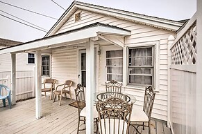 Cozy Hampton Cottage w/ BBQ - Walk to Ocean!