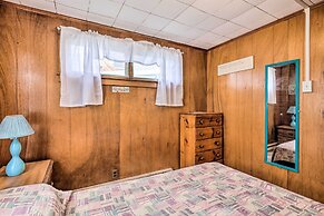 Cozy Hampton Cottage w/ BBQ - Walk to Ocean!