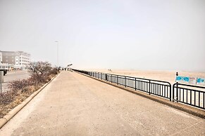 Cozy Hampton Cottage w/ BBQ - Walk to Ocean!