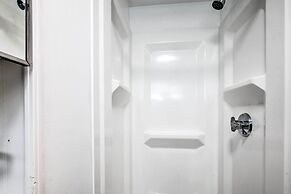 Cozy Hampton Cottage w/ BBQ - Walk to Ocean!