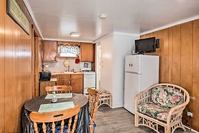 Cozy Hampton Cottage w/ BBQ - Walk to Ocean!
