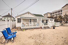 Cozy Hampton Cottage w/ BBQ - Walk to Ocean!