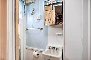 Cozy Hampton Cottage w/ BBQ - Walk to Ocean!