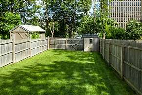 Charming Apt W/patio: Walk to Downtown Albany