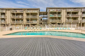 Charming Myrtle Beach Condo: Pool & Beach Access!