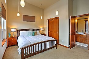 Breezy Lake Chelan Condo w/ Pool & Hot Tub Access!