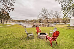 Kayaks & Boat Dock: Waterfront Home in Grove
