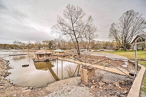 Kayaks & Boat Dock: Waterfront Home in Grove