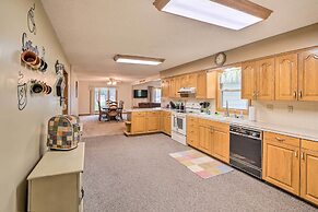 Kayaks & Boat Dock: Waterfront Home in Grove