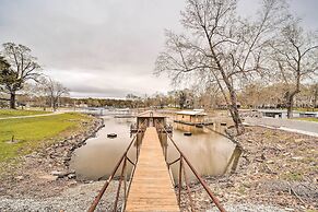 Kayaks & Boat Dock: Waterfront Home in Grove