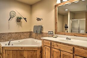 Screened Deck: Cozy Branson West Cabin!