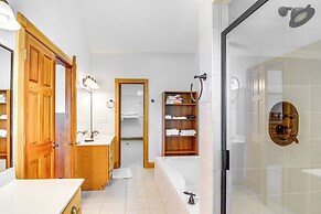 Lake Cumberland Retreat w/ Deck & Views!