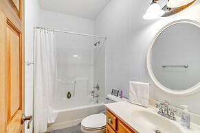 Lake Cumberland Retreat w/ Deck & Views!