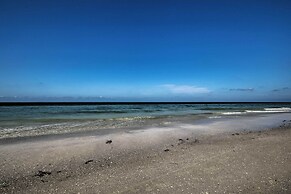 Indian Shores Condo w/ 2 Balconies & Pool Access!