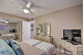 Indian Shores Condo w/ 2 Balconies & Pool Access!