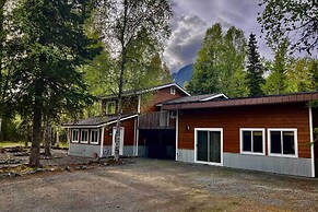 Peaceful Mountain-view Home - Walk to Kenai Lake!