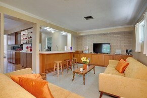 Charming Mid-century House - Just Steps to Lake!