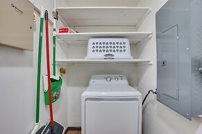 Charming Mid-century House - Just Steps to Lake!