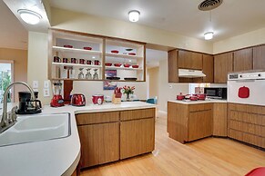 Charming Mid-century House - Just Steps to Lake!