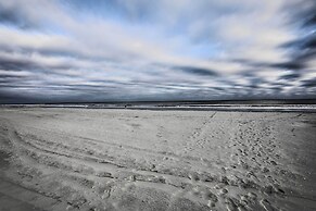 Steps to Ocean: Breezy Myrtle Beach Bungalow!