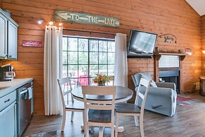 3 Mi to Moonshine Beach: Home w/ Deck & Yard