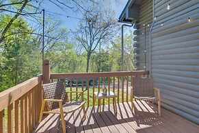 3 Mi to Moonshine Beach: Home w/ Deck & Yard