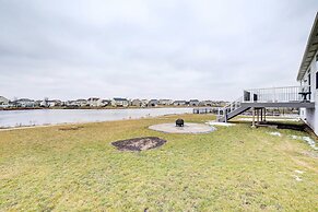 Spacious Waterfront Yorkville Getaway w/ Yard