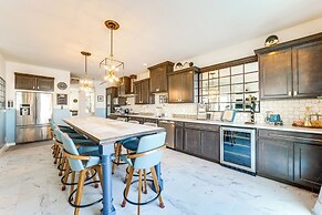 Spacious Waterfront Yorkville Getaway w/ Yard