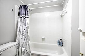 Pet-friendly Dallas Townhome w/ Outdoor Grill