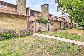 Pet-friendly Dallas Townhome w/ Outdoor Grill